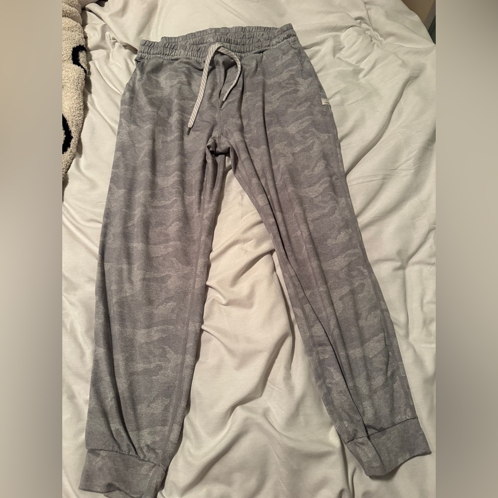 Vuori Women’s Gray Camo Performance Joggers size L